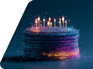 blaue digitale Torte aus Code und Pixeln mit brennenden Kerzen