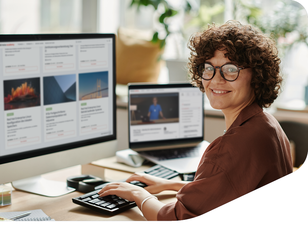 Person mit lockigen Haaren und Brille arbeitet an Dual-Monitor-Setup mit Bildergalerie und Videocontent. Person mit lockigen Haaren und Brille arbeitet an Dual-Monitor-Setup mit Bildergalerie und Videocontent.
